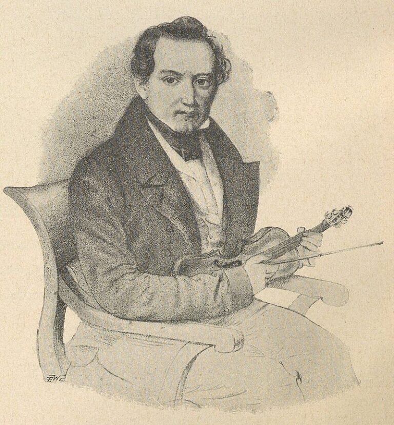 Litografia przedstawiająca Stanisława Serwaczyńskiego siedzącego w fotelu z wygiętymi poręczami. Ubrany jest w surdut i kamizelkę. W rękach trzyma skrzypce oraz smyczek, co sugeruje jego związek z muzyką. Spokojny, skupiony wyraz twarzy. Tło neutralne, grafika w stylu klasycznym.