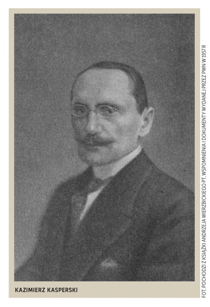 Ziarna, szaro-tonowana fotografia Kazimierza Kasperskiego. Mężczyzna w średnim wieku z wąsem i okularami typu pince-nez. Ubrany w ciemny garnitur, koszulę i krawat. Twarz spokojna, patrzy delikatnie w bok. Zdjęcie osadzone w ramce z podpisem imienia i nazwiska.
