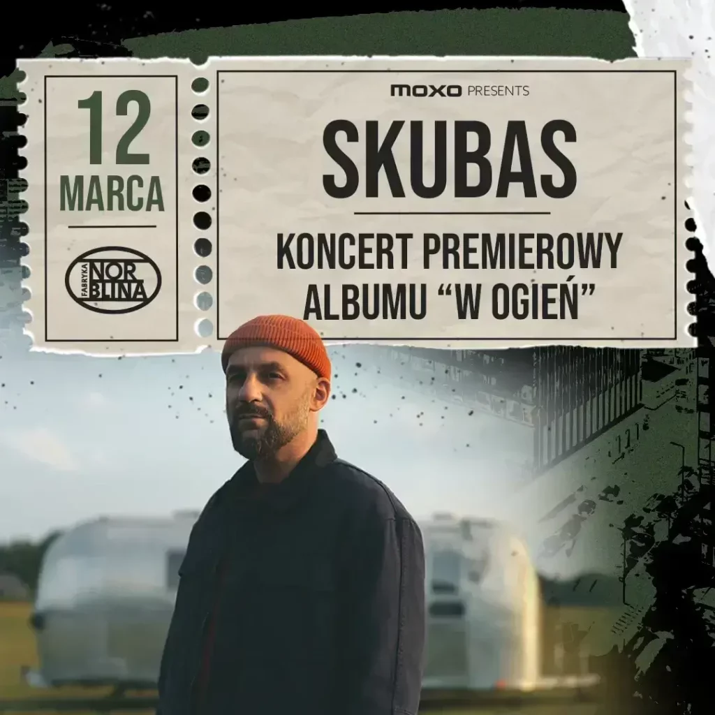 Plakat koncertowy w stylu nowoczesnym, z podziałem na dwie sekcje – górną informacyjną i dolną ilustracyjną. Górna część (informacyjna): Tło przypomina wygląd biletu – lekko zgnieciony papier z przetartymi krawędziami. Po lewej stronie plakatu widnieje data koncertu: „12 marca”, zapisana wielkimi literami w kolorze zielonym na jasnym tle. Poniżej znajduje się logo z napisem „Fabryka Norblina” – miejsce wydarzenia. Po prawej, centralnej stronie dużą, pogrubioną czcionką zapisano nazwę artysty: „SKUBAS”, a poniżej tekst: „Koncert premierowy albumu 'W Ogień'”, czyli premiera albumu o tytule „W Ogień”. Nad nazwą artysty małą czcionką dopisano „Moxo Presents”. Dolna część (fotografia artysty): Zdjęcie przedstawia tego samego mężczyznę co na pierwszym obrazie – Skubasa. Stoi na zewnątrz, na tle metalowych przyczep kempingowych typu Airstream (srebrne, owalne pojazdy z zaokrąglonymi kształtami). Tło jest lekko rozmyte, z widoczną trawą i niebem. Artysta nosi ciemnogranatową kurtkę oraz pomarańczową czapkę beanie (wełniana czapka bez daszka, dopasowana do głowy). Ma krótki zarost i poważny wyraz twarzy, patrzy przed siebie. Po prawej stronie fotografii znajduje się ciemniejsza, graficzna kompozycja z przetartym wzorem przypominającym miasto, fabrykę lub infrastrukturę przemysłową.