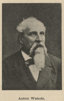 Na zdjęciu w sepii widoczny jest starszy mężczyzna zwrócony lekko w lewo. Ma siwe, kręcone włosy, wysokie czoło oraz długą, gęstą brodę i wąsy, również siwe. Ubrany jest elegancko – ma na sobie ciemny, klasyczny surdut i białą koszulę z szerokim kołnierzem oraz muszką. Jego twarz jest poważna, z widocznym wyrazem skupienia i godności. Pod zdjęciem znajduje się podpis: „Antoni Wałecki.”