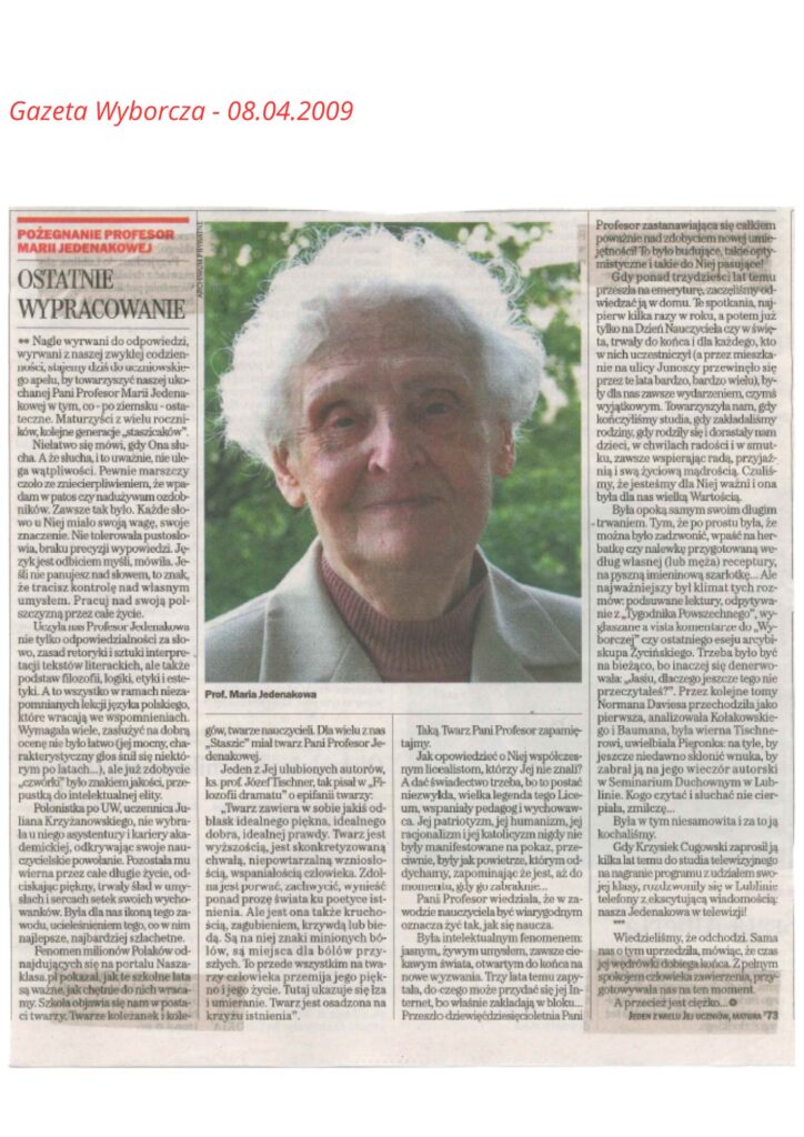 Strona z gazety, układ dwukolumnowy z wąskim marginesem po lewej stronie. Nagłówki są pogrubione, a tekst w dwóch kolumnach jest wyrównany do lewej i prawej (justowany). W lewym górnym rogu czerwony pasek z białym tekstem – sekcja pożegnalna. Po lewej stronie znajduje się duża kolorowa fotografia, która zajmuje około połowy szerokości strony. Po prawej – główny tekst artykułu.
Opis fotografii:Na zdjęciu przedstawiona jest starsza kobieta z siwymi, krótkimi włosami. Ma delikatny, spokojny uśmiech. Jej twarz jest jasna, z wyraźnymi rysami, spojrzenie łagodne. Kobieta ubrana jest w jasnoszarą marynarkę i bordowy sweter z dekoltem w serek. W tle – rozmyte liście zielonych krzewów, co sugeruje zdjęcie wykonane na zewnątrz, w ogrodzie lub parku. Światło jest naturalne, miękkie, wskazuje na pochmurny dzień lub cień.Pod zdjęciem podpis:
Prof. Maria Jedenakowa
Opis tekstu:
Nagłówki:Główny tytuł w czerni: Ostatnie wypracowanieCzerwony pasek powyżej: Pożegnanie Profesor Marii JedenakowejTreść artykułu (fragmenty streszczenia):Artykuł to wspomnienie o zmarłej prof. Marii Jedenakowej – nauczycielce, wykładowczyni, filozofce, wychowawczyni i autorytecie dla wielu pokoleń uczniów i studentów.Tekst otwiera refleksja nad nagłą stratą, która przerwała zwykłą codzienność szkoły.Autorka tekstu opisuje Profesorkę jako osobę cichą, uważną, słuchającą bez uprzedzeń.Wspomina o jej wkładzie w edukację, miłości do języka polskiego, filozofii, etyki i logiki.Jej styl nauczania był wymagający, lecz sprawiedliwy, a uczniowie pamiętali ją jako sprawiedliwą, konsekwentną i wyrozumiałą.Uczestniczyła w życiu uczniów nie tylko podczas lekcji, ale i po latach – na spotkaniach absolwentów, dniach nauczyciela, czy innych uroczystościach.Opisana została jako „Twarz pokolenia Staszków” – symbol wartości intelektualnych i duchowych.Artykuł kończy się wzruszającym wspomnieniem jej udziału w spotkaniach z dawnymi uczniami, jej umiłowania życia, skromności oraz mądrości.Uwagi techniczne dla osób niewidomych:Fotografia zawiera tylko jedną osobę, centralnie kadrowaną.Tło zdjęcia nie zawiera żadnych ważnych elementów – to liście w rozmyciu.Styl artykułu jest emocjonalny, literacki, z refleksją o przemijaniu i wartości nauczyciela w życiu człowieka.Całość tworzy intymny, pełen szacunku portret osoby, która miała ogromny wpływ na ludzi, których uczyła i wychowywała.