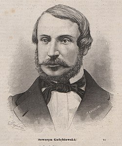 Rycina (czarno-biały portret) przedstawiająca popiersie mężczyzny z XIX wieku – eleganckiego, o łagodnym, skupionym spojrzeniu. Portret wykonany techniką litograficzną, charakterystyczną dla ilustracji w ówczesnych czasopismach i książkach. Opis szczegółowy: Mężczyzna ma rozdzieloną na bok, zaczesaną fryzurę z gęstymi bokobrodami i pełnymi wąsami. Twarz ma owalną, z wysokim czołem i wyraźnym spojrzeniem skierowanym lekko w prawo. Ubrany w elegancki strój: Ciemna marynarka z widoczną klapą, Biała koszula z wysokim kołnierzykiem, Szeroka, ozdobna kokarda lub wiązana muszka pod szyją. Na obrazie podpisany jest autor litografii: widoczne nazwisko „A. Regulier” po prawej stronie oraz „Seweryn Gołębiowski” (lub „Gałęzowski”) pod portretem. Styl rysunku realistyczny, z delikatnym cieniowaniem i dokładnie oddanymi detalami twarzy oraz odzieży. Tło i technika: Tło jednolite, jasne, bez elementów otoczenia – postać jest wyraźnie oddzielona. Całość ma charakter oficjalnego portretu pamiątkowego, znanego z książek biograficznych lub słowników ilustrowanych XIX wieku.