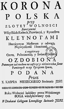Opis ogólny: Czarno-biała, pionowa strona tytułowa starodruku, o układzie typowym dla XVIII wieku. Tekst jest centralnie wyśrodkowany, zapisany dużymi literami, miejscami ozdobnymi czcionkami, z różnymi rozmiarami liter i dużą ilością majuskuł. Zawartość tekstowa (przepisana i opisana): Na samej górze widnieje duży tytuł: „KORONA POLSKA” Dalej mniejszymi, ale wciąż dużymi literami: „przy ZŁOTEY WOLNOSCI...” Tekst kontynuuje się w kilku liniach, pełnych staropolskiego języka i ortografii: „Starożytnemi Wszyskich Katedr, Prowincyi, y Rycerstwa KLEYNOTAMI Heroicznym Męstwem y odwagą, Naywyższemi Honorami; a nayprzód Wiarą, Cnotą, Pobożnością, y Światobliwością OZDOBIONA...” Dalej, na końcu strony, czytamy: „PODANA Przez X. KASPRA NIESIECKIEGO Societatis JESU. Roku Wolności ludzkiey przez Wcielonego BOGA windykowaney 1728. W Drukarni Collegium Lwowskiego Societatis JESU.” Elementy wizualne: Brak ilustracji. Całość złożona jest wyłącznie z tekstu o różnym rozmiarze i stylu pisma. Czcionki mają ozdobny, stylizowany charakter typowy dla barokowych druków.