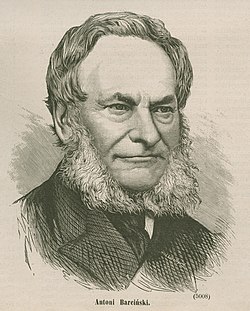 Przedstawiony jest portret starszego mężczyzny ujęty od klatki piersiowej w górę, zwróconego przodem, lekko bokiem w prawo (z perspektywy widza). Tło jest jednolite, jasne, bez szczegółów, aby skupić uwagę wyłącznie na twarzy postaci. Wygląd twarzy i wyraz: Mężczyzna ma pogodny, łagodny wyraz twarzy, z lekkim, zamkniętym uśmiechem. Jego oczy są łagodne, spokojne, patrzą przed siebie. Czoło jest wysokie, lekko zmarszczone, sugerując dojrzały wiek. Policzki są pełne, a skóra – pomimo wieku – stosunkowo gładka. Nos jest prosty i dość szeroki. Brwi są gęste i proste. Fryzura i zarost: Mężczyzna ma bujne bokobrody (zarost po bokach twarzy, od uszu po szczękę), bardzo gęste, sięgające niemal do linii brody, ale środek podbródka i wąsy pozostają ogolone – tworząc klasyczny styl zarostu z XIX wieku. Włosy na głowie są krótkie, starannie uczesane, cofnięte do tyłu. Linia włosów nieco się cofa, co świadczy o starszym wieku postaci. Ubranie: Ma na sobie elegancką marynarkę ciemnego koloru i białą koszulę z wysokim kołnierzykiem. Kołnierzyk otacza szyję i jest zamknięty, ale nieco ukryty pod bokobrodami. Ubranie sugeruje osobę o wysokim statusie społecznym lub intelektualnym z XIX wieku. Podpis pod ilustracją: Pod portretem znajduje się tekst w języku polskim: „Antoni Barełłowski”. Czcionka jest prosta, bez ozdobników. Styl graficzny: Grafika przypomina rysunki prasowe lub ilustracje z encyklopedii z XIX wieku – wykonana z dużą dbałością o detale i cieniowanie, które nadają twarzy realistyczną fakturę i głębię. Wnioski dla osób niewidomych: Ilustracja przedstawia spokojnego, szanowanego starszego mężczyznę w stylu XIX-wiecznym, o charakterystycznych bokobrodach i eleganckim stroju. Wygląd twarzy oraz sposób wykonania grafiki wskazują, że postać była osobą ważną lub znaną w swoich czasach – najprawdopodobniej intelektualistą, urzędnikiem lub działaczem społecznym.