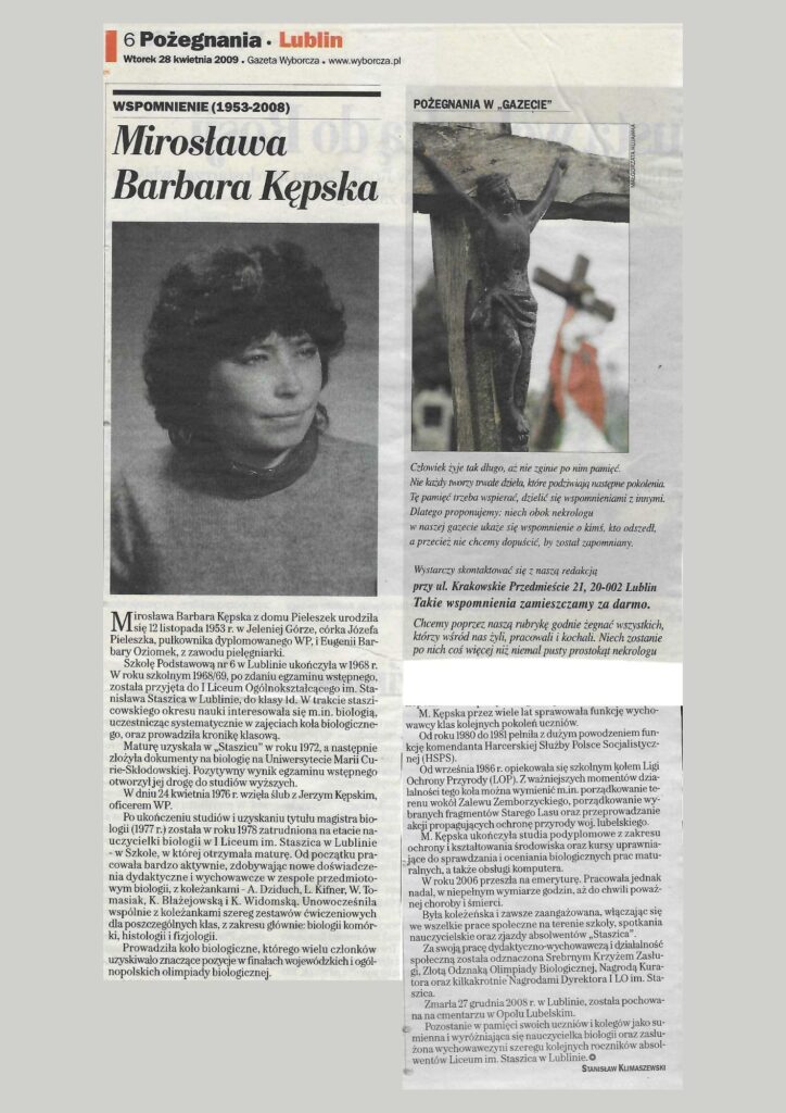Zdjęcie przedstawia stronę nekrologów z „Gazety Wyborczej”, wydanie Lublin z wtorku 28 kwietnia 2009 r. Strona jest podzielona na dwie kolumny. Po lewej stronie znajduje się czarno-białe portretowe zdjęcie kobiety w średnim wieku o ciemnych, kręconych włosach, podpisane imieniem i nazwiskiem Mirosława Barbara Kępska (1953–2008). Poniżej zamieszczono długi tekst wspomnieniowy opisujący jej życie, wykształcenie i pracę jako nauczycielki biologii w Lublinie, działalność wychowawczą i społeczną oraz otrzymane odznaczenia.Po prawej stronie widoczna jest fotografia krucyfiksu – figura Jezusa na drewnianym krzyżu na pierwszym planie, a w tle drugi, rozmyty krzyż. Pod zdjęciem znajduje się krótki tekst refleksyjny o pamięci po zmarłych oraz informacja redakcyjna zachęcająca do publikowania wspomnień w gazecie. Całość ma charakter poważny i żałobny.
