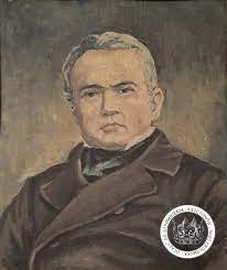 Obraz przedstawia portret starszego mężczyzny namalowany techniką malarską, prawdopodobnie farbami olejnymi na płótnie. Styl malarski jest realistyczny, ale widoczne są też wyraźne pociągnięcia pędzla – niektóre partie twarzy są nieco uproszczone, bez bardzo drobnych detali. Kompozycja: Mężczyzna ukazany jest w ujęciu popiersia, czyli od klatki piersiowej w górę. Jego twarz zwrócona jest na wprost widza, patrzy prosto przed siebie. Tło obrazu jest ciemne i rozmyte, w odcieniach szarości i brązów, bez żadnych szczegółów ani przedmiotów — sugeruje neutralną przestrzeń, mającą na celu skupienie uwagi wyłącznie na postaci. Wygląd mężczyzny: Ma pełną, owalną twarz o wyrazistych rysach. Jego cera jest jasna, policzki nieco zaróżowione. Włosy są krótkie, siwe, dość gęste, lekko falowane, z przedziałkiem po lewej stronie (czyli z prawej strony patrzącego). Brwi są ciemne i grube, wyraźnie zaznaczone. Oczy są ciemne i głęboko osadzone, spojrzenie poważne, skupione. Nos jest prosty, średniej długości, usta zaciśnięte, o wyrazie powagi, z lekko zaznaczonymi kącikami. Na twarzy widoczna jest leciutka asymetria policzków, co nadaje portretowi cech realistycznych. Ubranie: Mężczyzna ubrany jest w ciemny, elegancki płaszcz lub surdut, prawdopodobnie z XIX wieku. Pod płaszczem widoczny jest biały kołnierzyk koszuli oraz ciemna apaszka lub krawat, starannie ułożona wokół szyi. Atmosfera i nastrój: Obraz emanuje dostojeństwem i powagą. Twarz mężczyzny jest spokojna, skupiona, bez oznak emocji. Brak dodatkowych elementów kompozycji (np. książek, mebli, tła pejzażowego) sugeruje, że mamy do czynienia z portretem mającym na celu uwiecznienie konkretnej osoby, prawdopodobnie postaci historycznej, o znaczeniu społecznym lub naukowym.