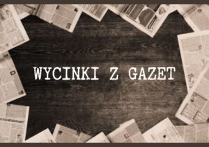 Obraz przedstawia stylizowaną kompozycję graficzną. Tło stanowi ciemne, drewniane biurko lub blat z wyraźnie widocznymi słojami drewna. Na brzegach zdjęcia, wzdłuż wszystkich czterech krawędzi (górnej, dolnej, lewej i prawej), ułożone są luźno porozrzucane wycinki z gazet. Są to kartki zadrukowane tekstem i niewielkimi zdjęciami – wyglądają na artykuły z gazet papierowych, najprawdopodobniej z czarno-białym drukiem. Ułożenie wycinków nie jest regularne – kartki są delikatnie przekrzywione, nakładają się miejscami na siebie, tworząc wizualną ramkę wokół centralnej części obrazu. W centralnym punkcie znajduje się biały napis zapisany dużą, drukowaną czcionką stylizowaną na maszynopis: „WYCINKI Z GAZET” Tekst jest wyśrodkowany i umieszczony poziomo na tle ciemnego drewna, dobrze kontrastując z tłem, co zapewnia jego czytelność. Kolorystyka zdjęcia jest utrzymana w tonacji sepii – całość jest delikatnie przygaszona i stylizowana na starą fotografię. Efekt ten nadaje kompozycji klimat archiwalny lub retro, przywołujący skojarzenia z dawną prasą drukowaną i wspomnieniami. Zastosowanie dostępnościowe: Duży, kontrastowy napis umożliwia łatwe odczytanie osobom słabowidzącym. Układ graficzny pozwala osobom niewidomym, dzięki temu opisowi, wyobrazić sobie kompozycję przypominającą pracę archiwalną z materiałami prasowymi. Obraz nie zawiera zbędnych elementów rozpraszających – koncentruje się na motywie „prasowych wycinków”.