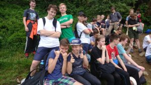 Przerwa na szlaku – uczniowie siedzą i odpoczywają w terenie.