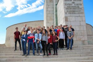 Zdjęcie klasowe na schodach przy dużym pomniku/budynku (wyjazd, zwiedzanie).