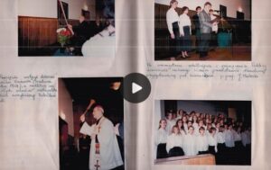 Otwarty album ze zdjęciami z uroczystości szkolnej lub religijnej. Na stronach widoczne cztery fotografie: duchowny w szatach liturgicznych przemawia przy ambonie, grupa uczniów w białych koszulach stoi razem do zdjęcia, oraz moment wręczenia lub prezentacji przez kilka osób. Obok zdjęć odręczne podpisy w języku polskim.