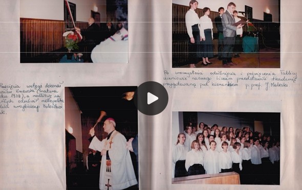 Otwarty album ze zdjęciami z uroczystości szkolnej lub religijnej. Na stronach widoczne cztery fotografie: duchowny w szatach liturgicznych przemawia przy ambonie, grupa uczniów w białych koszulach stoi razem do zdjęcia, oraz moment wręczenia lub prezentacji przez kilka osób. Obok zdjęć odręczne podpisy w języku polskim.