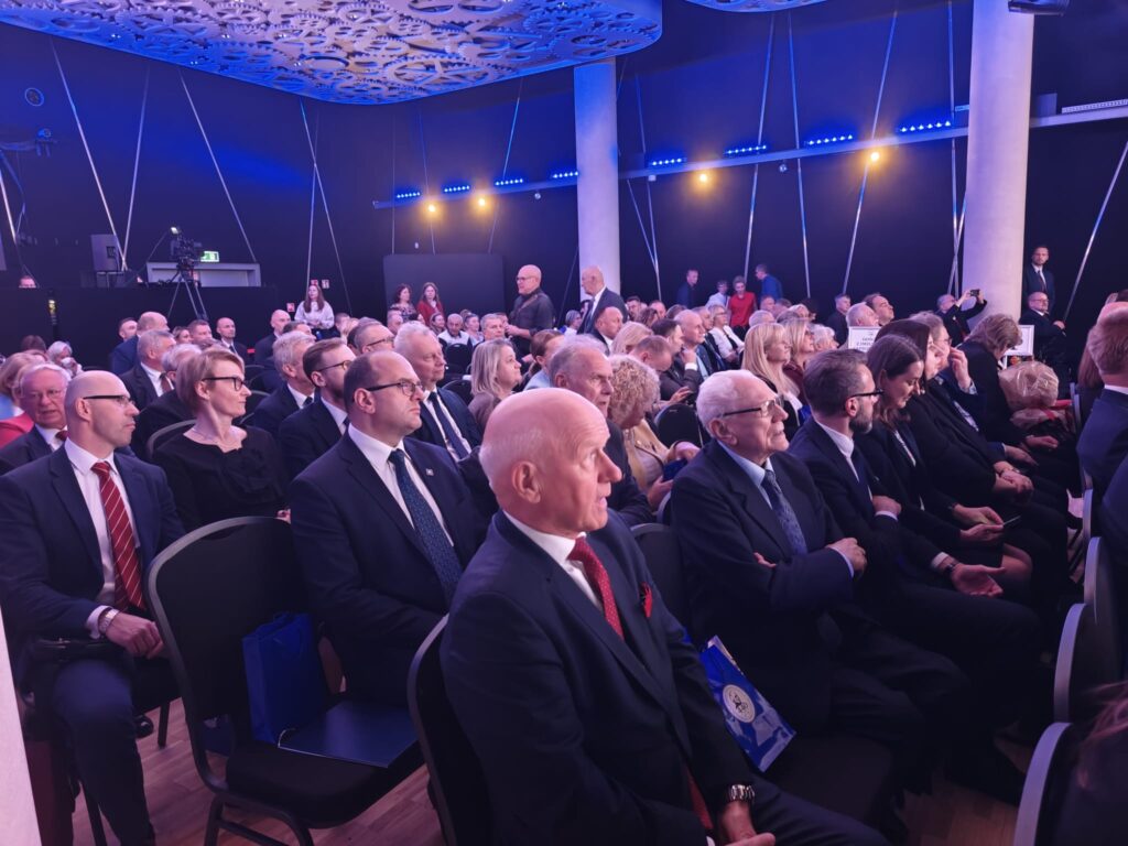 Liczna publiczność ogląda występ w sali widowiskowej.