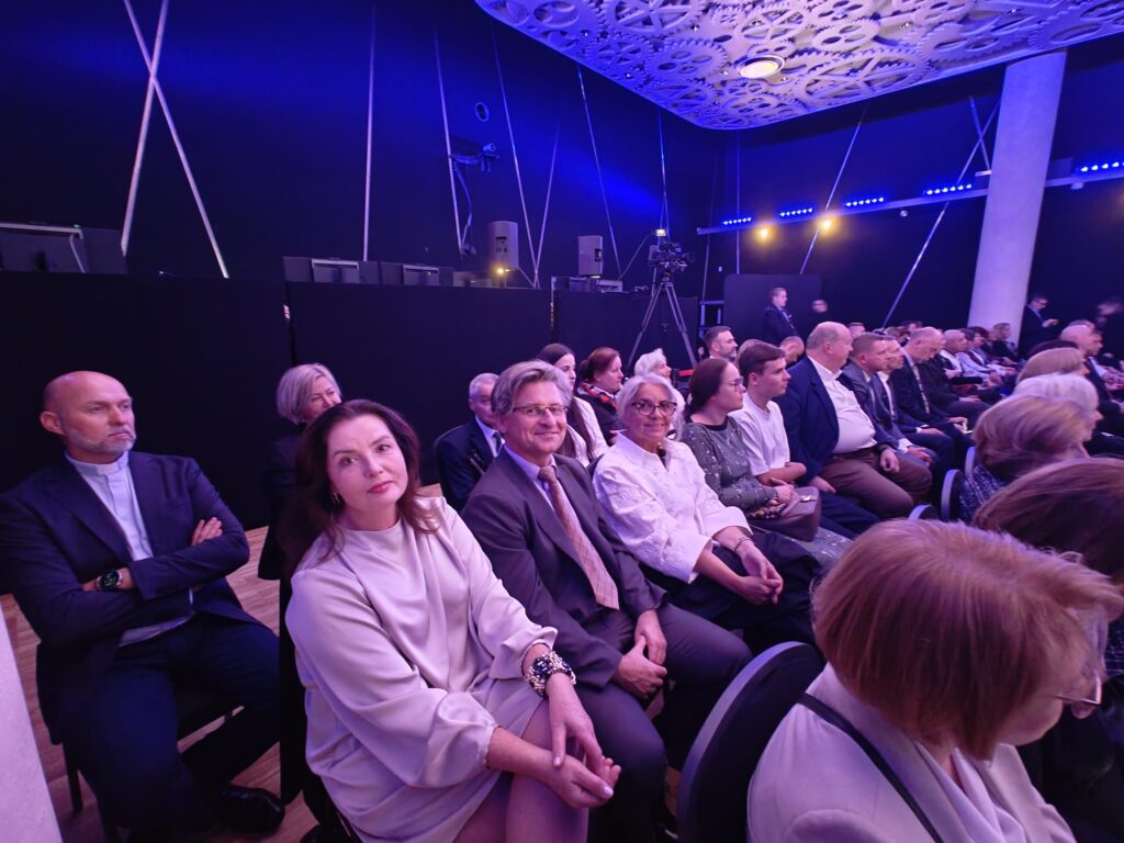 Zaproszeni goście siedzą w pierwszych rzędach sali widowiskowej.