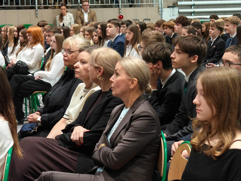 Zbliżenie na zaproszonych gości siedzących podczas uroczystości.