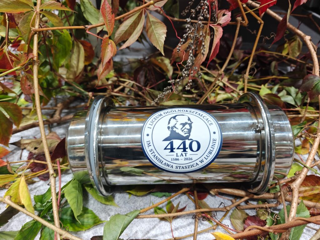 Pamiątkowa kapsuła czasu z emblematem 440-lecia szkoły leży wśród dekoracji.
