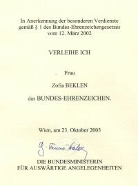 Fotografia dokumentu w języku niemieckim dotyczącego przyznania Zofii Beklen austriackiego odznaczenia „Bundes-Ehrenzeichen”. Dokument datowany jest na 23 października 2003 roku w Wiedniu.